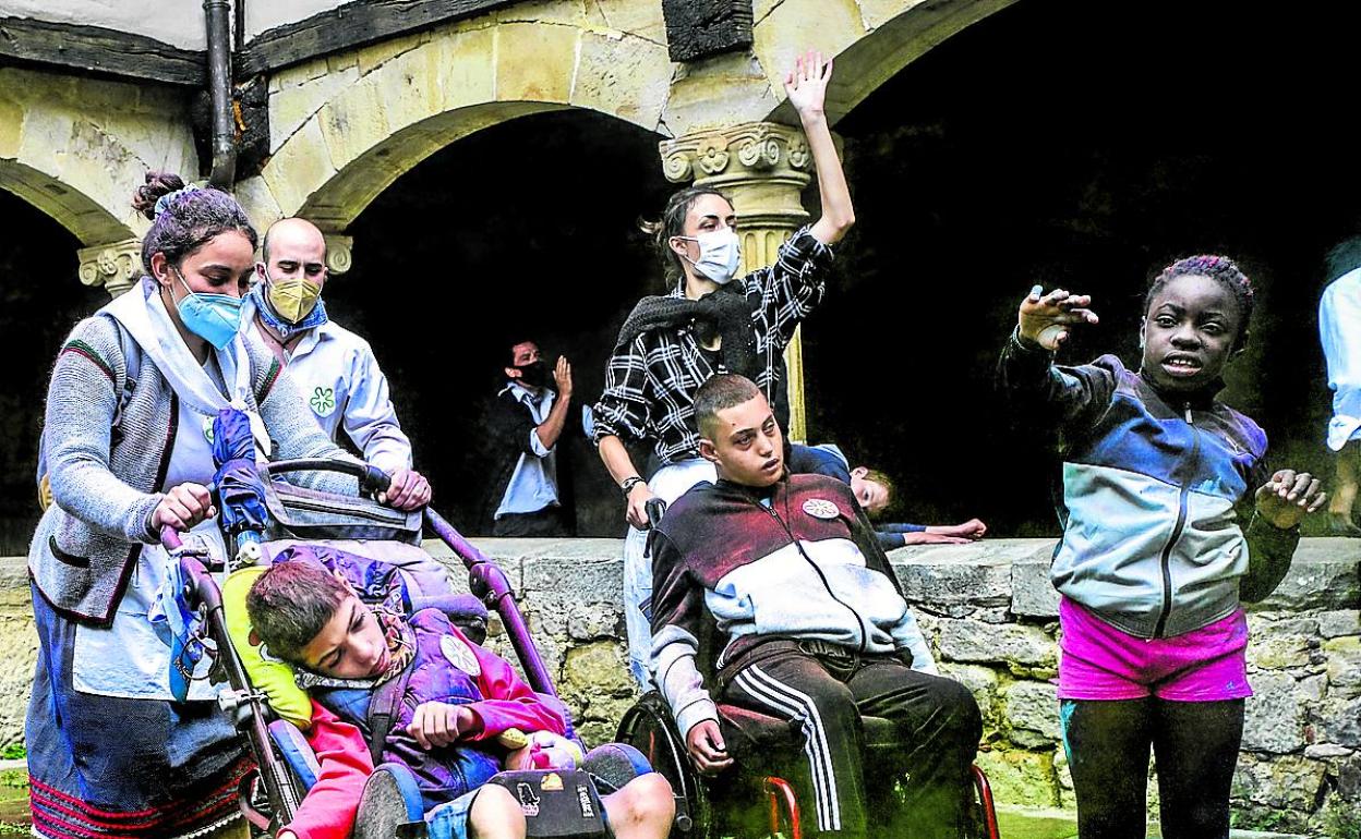 Fiesta en el campamento de Barria por la bajada de Celedón.