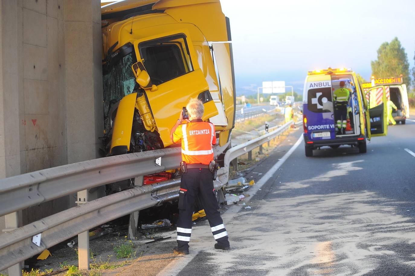 Fotos: La colisión de un camión corta por completo la A-1 y genera importantes retenciones