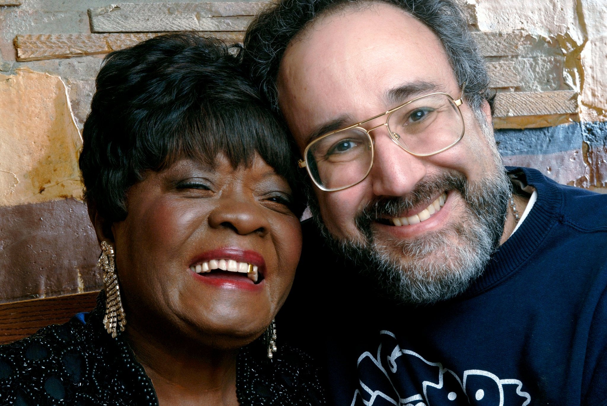 La cantante Koko Taylor y su mentor Bruce Iglauer, dueño de Alligator Records.