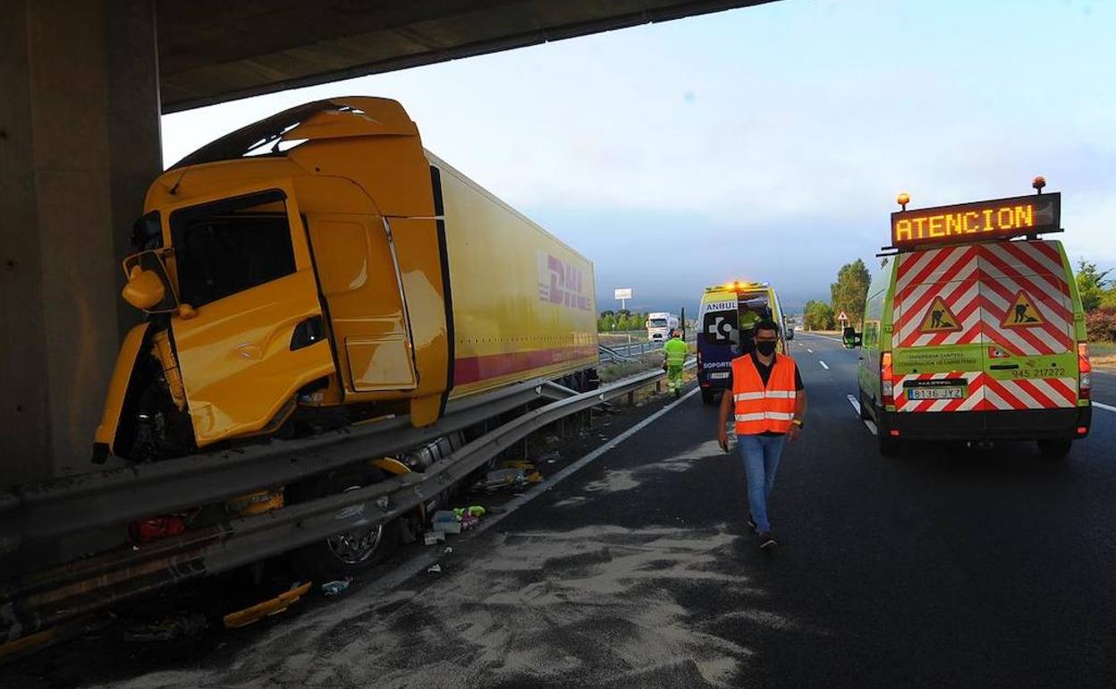 El conductor ha resultado atrapado tras el fuerte impacto.