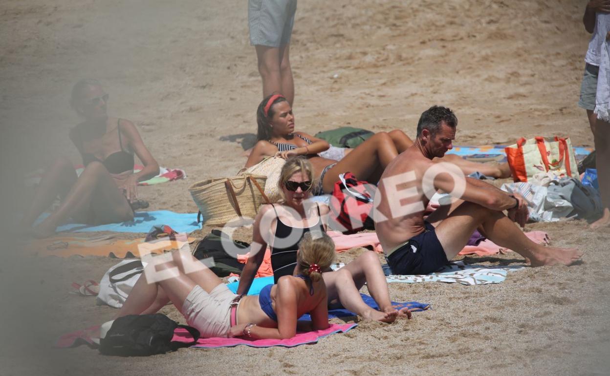 Las infantes Elena y Cristina, e Iñaki Urdangarin, este miércoles en la playa de Bidart.