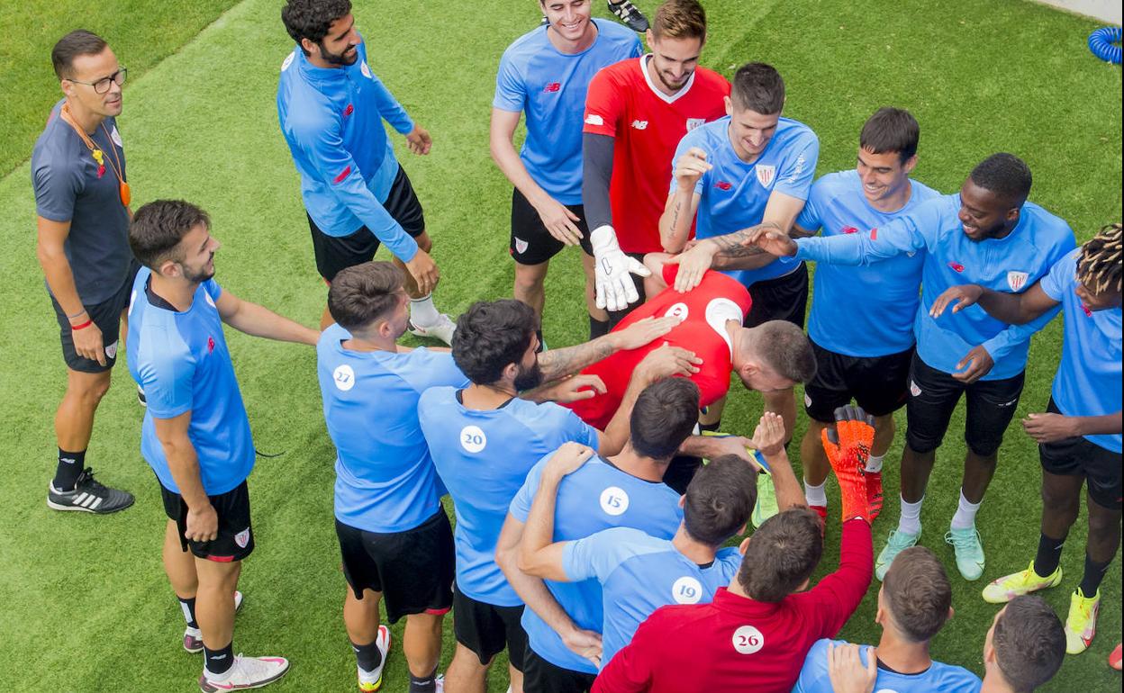 Unai Simón se incorpora a los entrenamientos del Athletic a cinco días de empezar la Liga