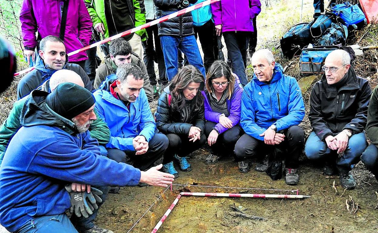 El forense Paco Etxeberria ha sido uno de los expertos que ha participado en numerosas exhumaciones. 