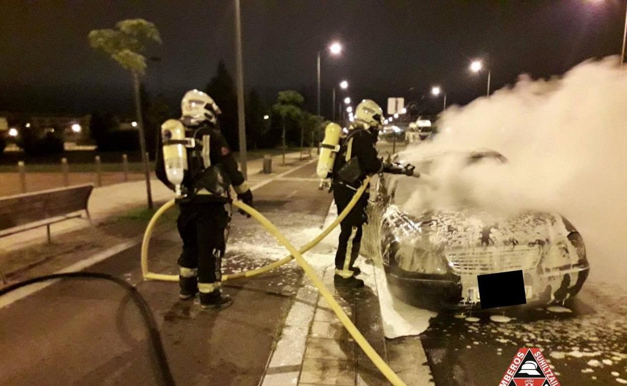 Los bomberos sofocan el incendio de un coche en Zabalgana durante la pasada noche.