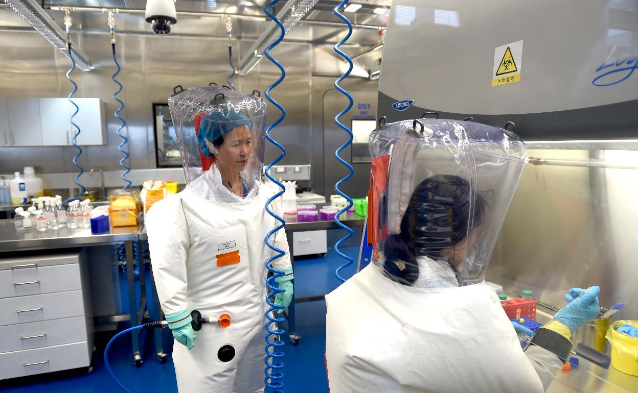 Investigadores en un laboratorio de Wuhan durante la pandemia. 