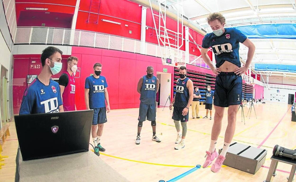 Sander Raieste, ante la atenta mirada de sus compañeros, durante la pretemporada pasada. 