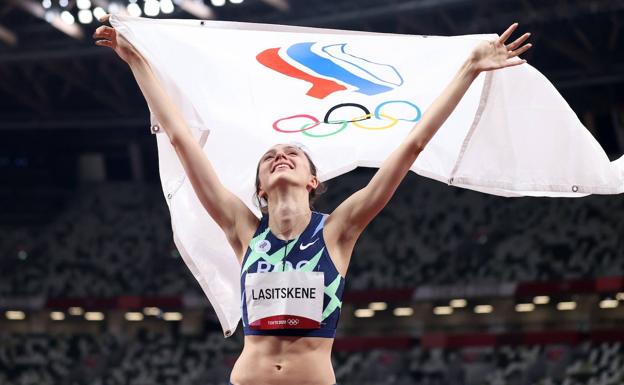 Mariya Lasitskene celebra el triunfo en salto de altura.