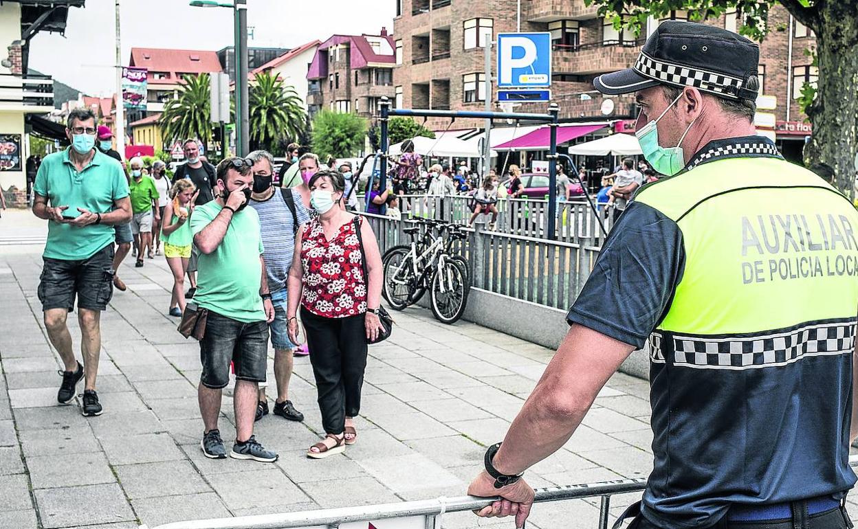 Un policía local controla el acceso al mercado de Noja, el pasado miércoles. 