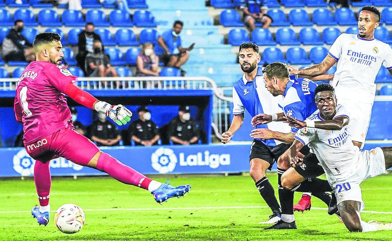 Pacheco, Duarte y Lejeune asisten impotentes al cuarto gol del Real Madrid, obra de Vinicius. 