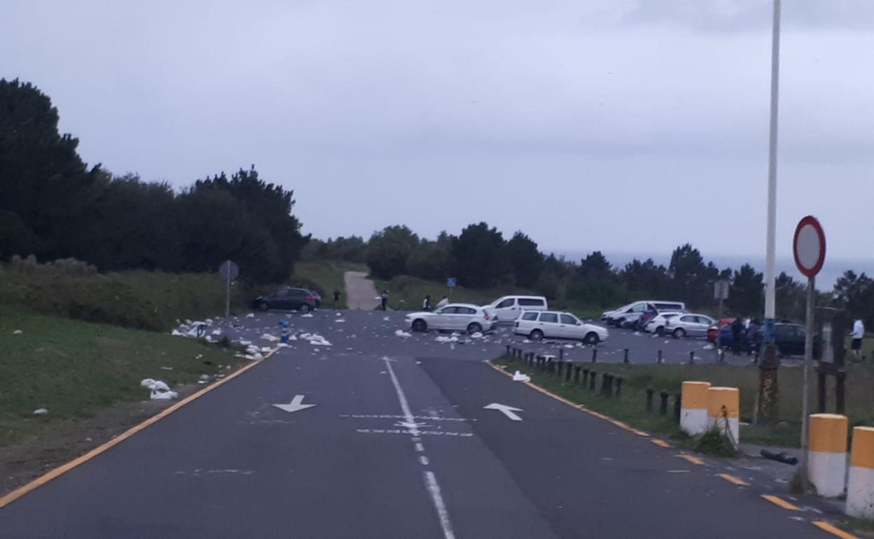 Estado en el que amaneció el parking de Azkorri tras la quedada del sábado