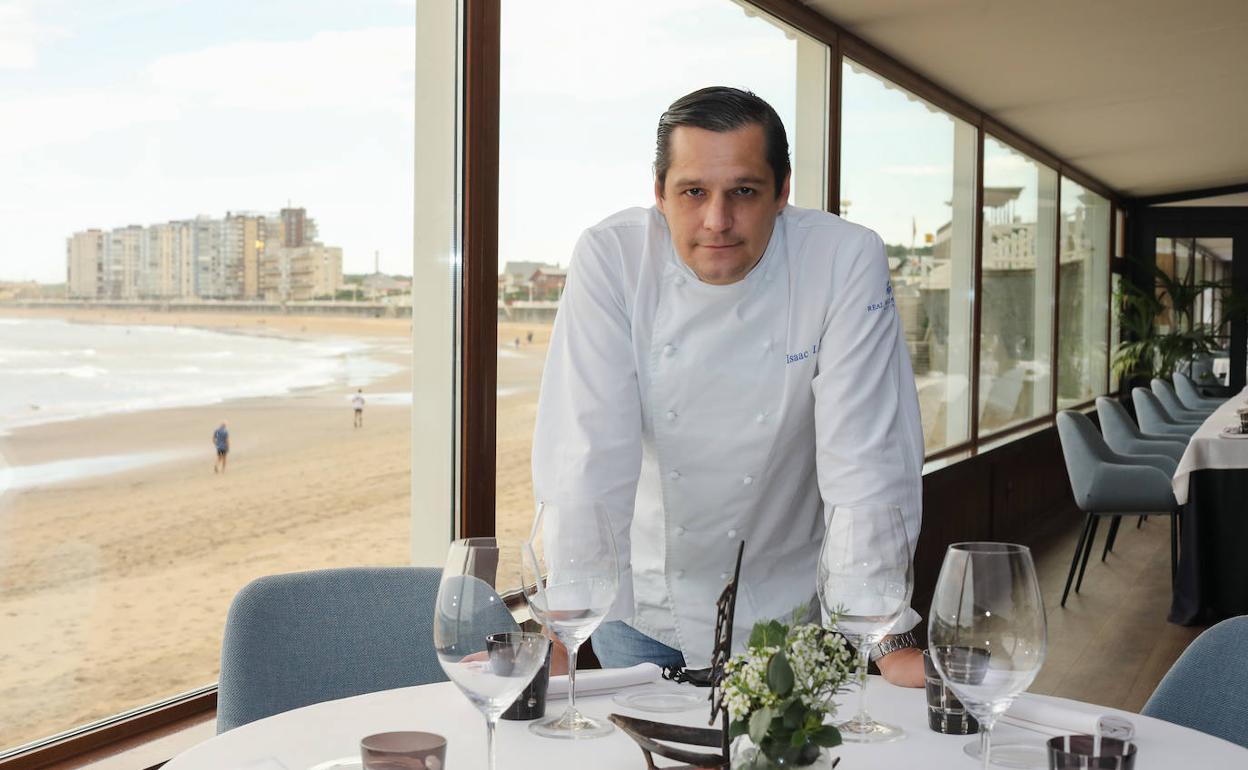 Isaac Loya, en el comedor de su restaurante. 