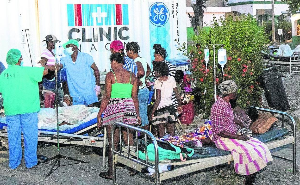 Ante la saturación o los daños sufridos por algunos centros médicos, se han habilitado hospitales de campaña en la calle. 