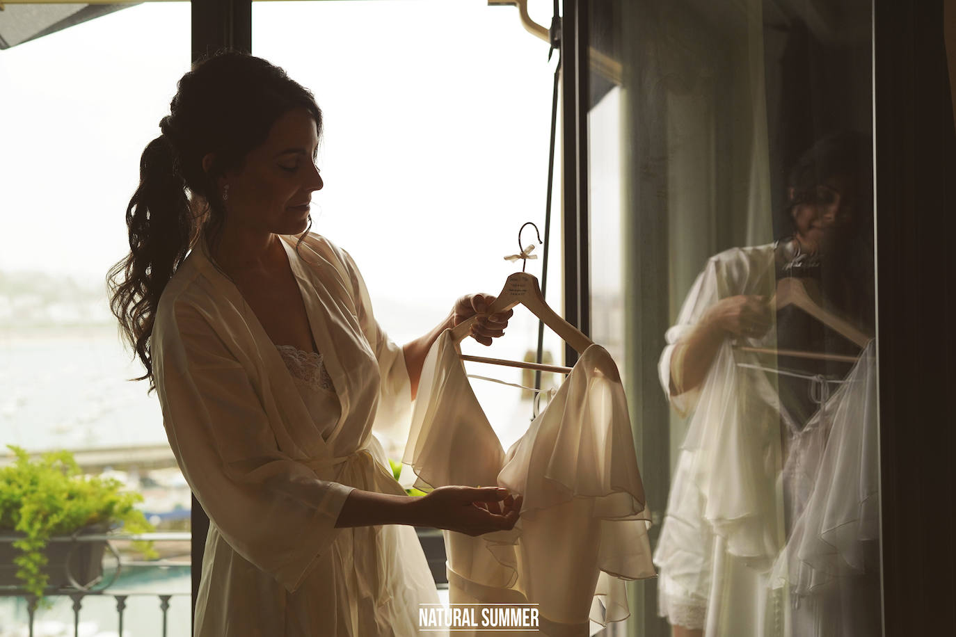 Contra viento y marea, y nunca mejor dicho, la pareja formada por la periodista donostiarra Danae Zarzuelo y el jugador de baloncesto Mike Carlson se dieron un 'sí quiero' más que emotivo. He aquí los mejores momentos del inolvidable y esperado día