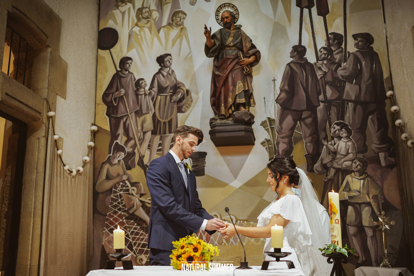 Contra viento y marea, y nunca mejor dicho, la pareja formada por la periodista donostiarra Danae Zarzuelo y el jugador de baloncesto Mike Carlson se dieron un 'sí quiero' más que emotivo. He aquí los mejores momentos del inolvidable y esperado día