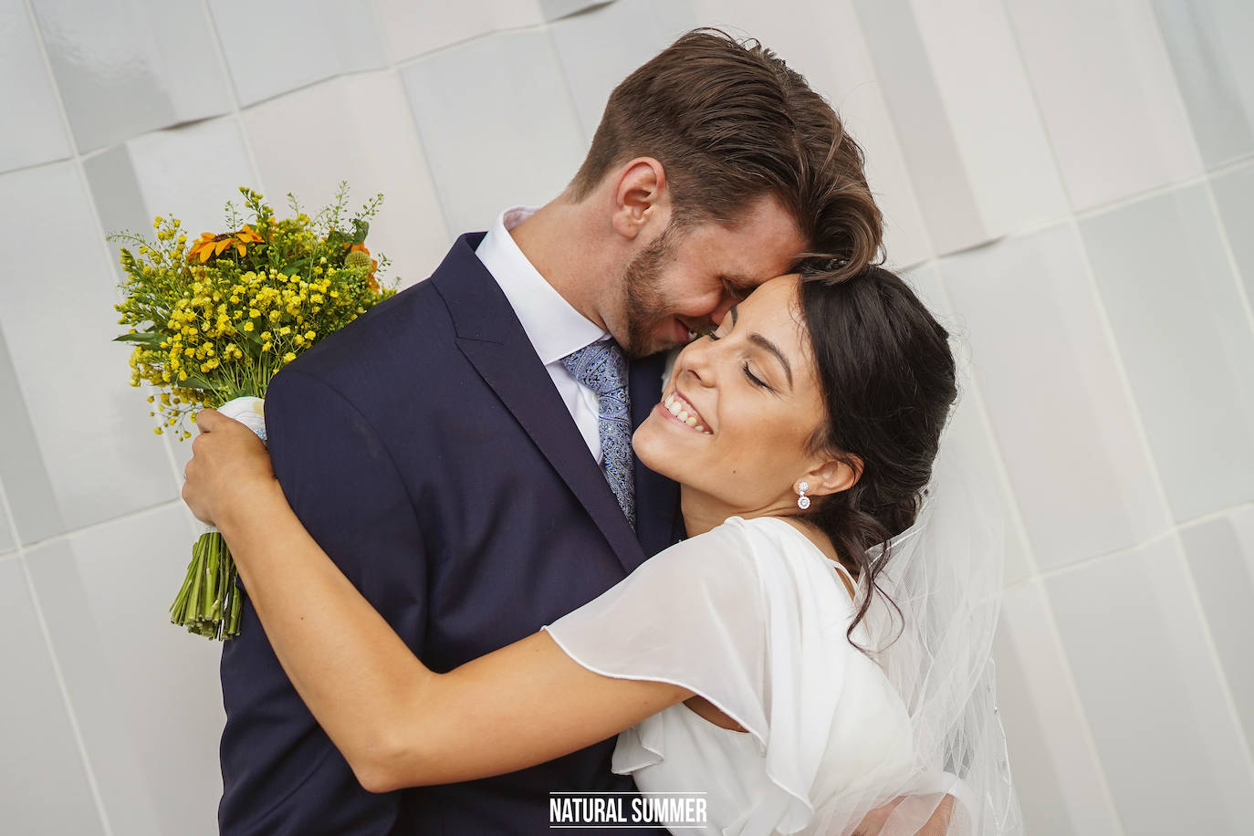 Contra viento y marea, y nunca mejor dicho, la pareja formada por la periodista donostiarra Danae Zarzuelo y el jugador de baloncesto Mike Carlson se dieron un 'sí quiero' más que emotivo. He aquí los mejores momentos del inolvidable y esperado día