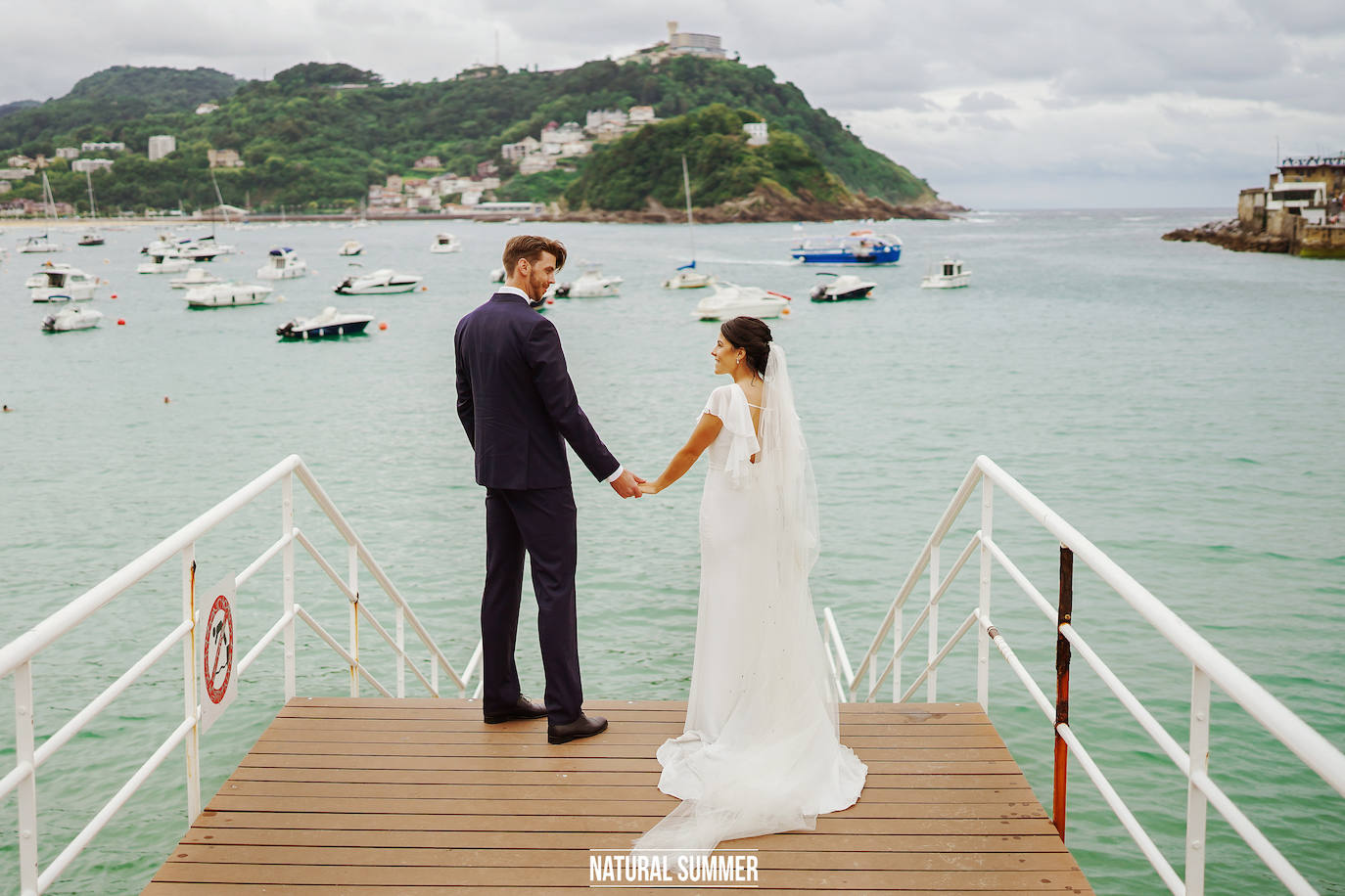 Contra viento y marea, y nunca mejor dicho, la pareja formada por la periodista donostiarra Danae Zarzuelo y el jugador de baloncesto Mike Carlson se dieron un 'sí quiero' más que emotivo. He aquí los mejores momentos del inolvidable y esperado día
