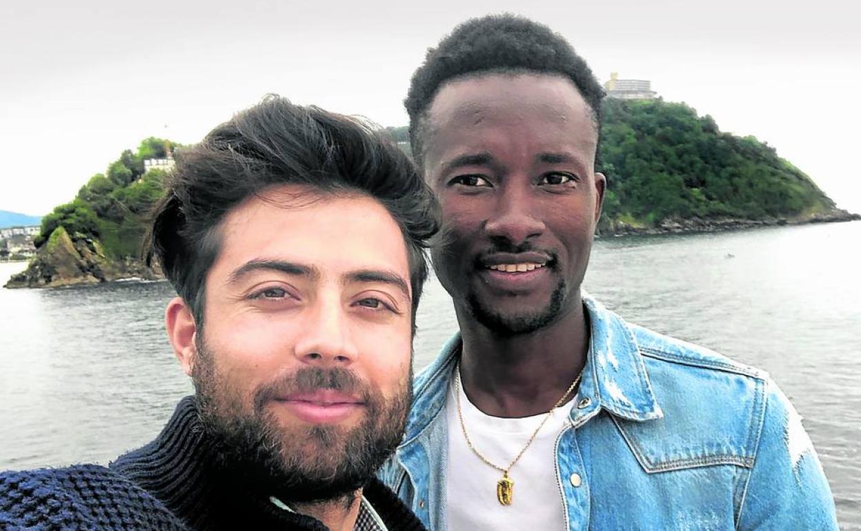 Kabir, que esta semana está fuera de Gipuzkoa, se hace un selfi junto a su amigo Shali en San Sebastián. 