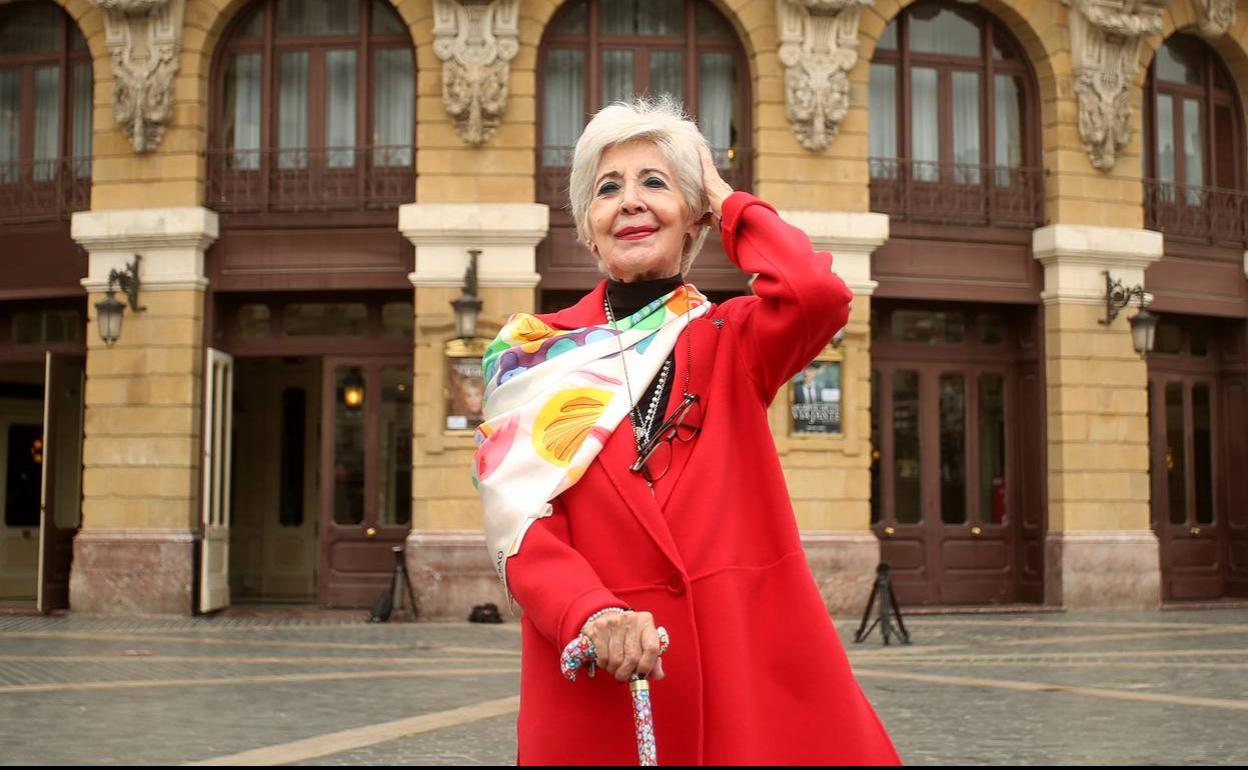 Concha Velasco frente al teatro Arriaga en Bilbao.