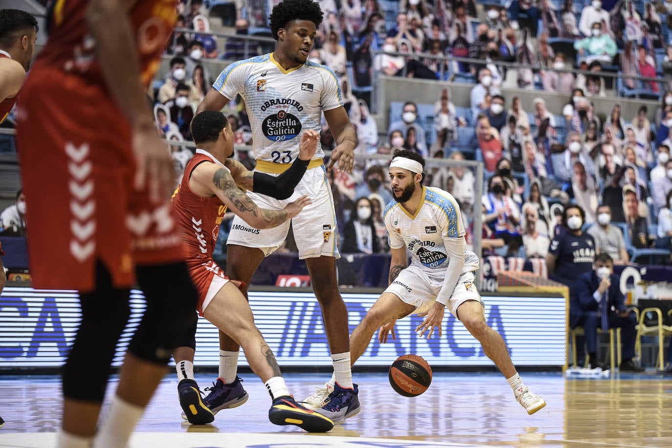 Fotos: El Baskonia cierra el fichaje de Steven Enoch