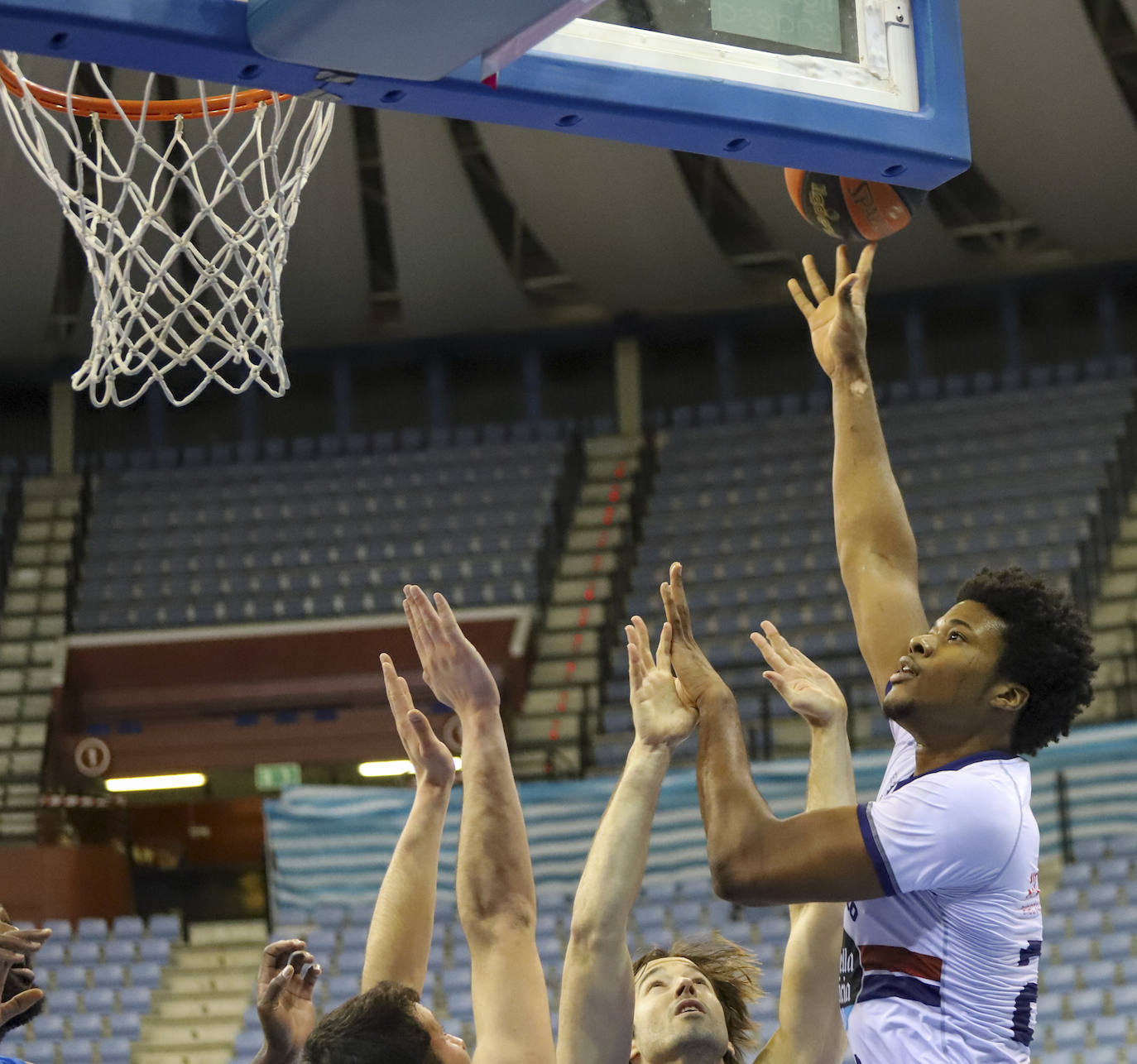 Fotos: El Baskonia cierra el fichaje de Steven Enoch