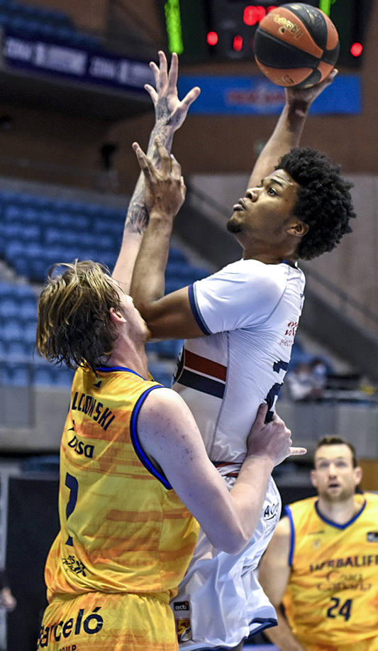 Fotos: El Baskonia cierra el fichaje de Steven Enoch