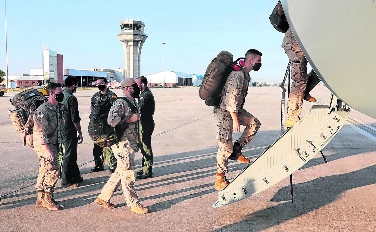 Militares se suben en la base de Torrejón de Ardoz a un avión con destino a Dubái para ayudar en la evacuación de los españoles en Afganistán. 