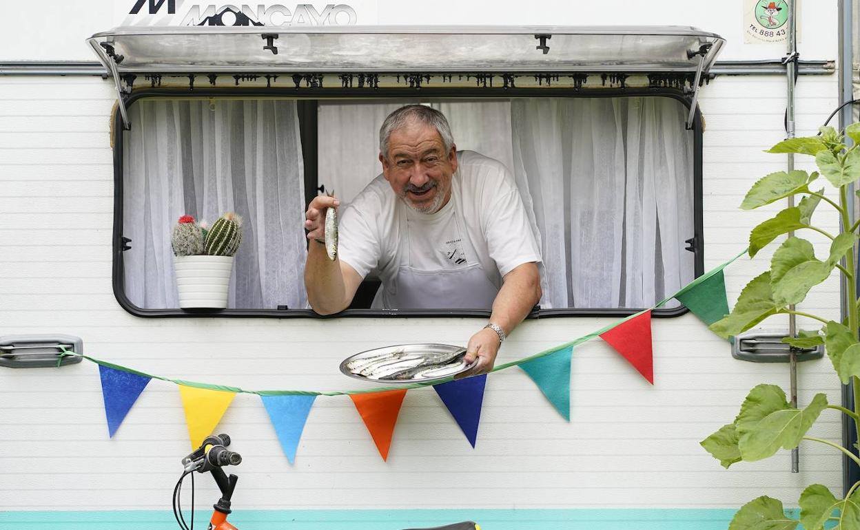 Jokin, del camping Arketa, se asoma a una caravana con un plato de sardinas asadas. 