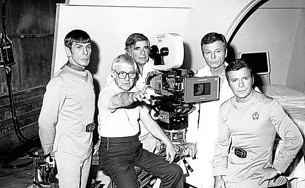 Leonard Nimoy, Gene Roddenberry, DeForest Kelley y William Shatner atienden las indicaciones Robert Wise en el plató de la película de 1979.