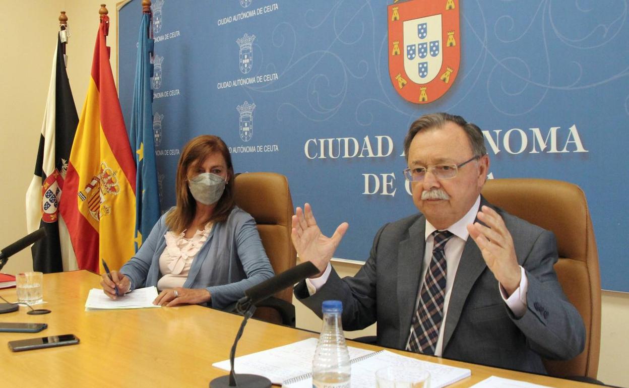 El presidente de Ceuta, Juan Jesús Vivas, y su consejera de Presidencia, Mabel Deu, el pasado martes. 