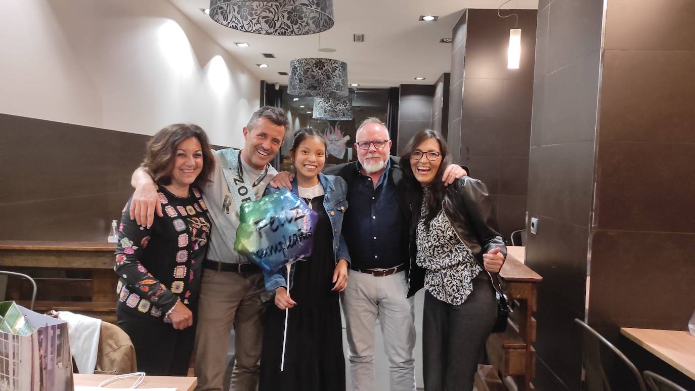 AdelaFonseca, Imanol Vega y Paco Granados posan con Fabiana y su madre, Ximena Arias. 