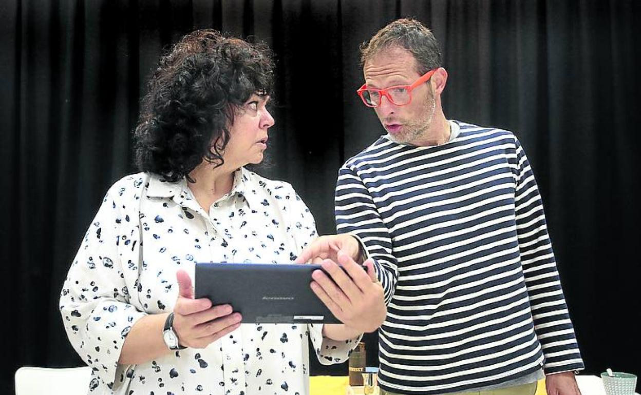 Gurutze Beitia y Txemi Parra, en una escena de la obra. 