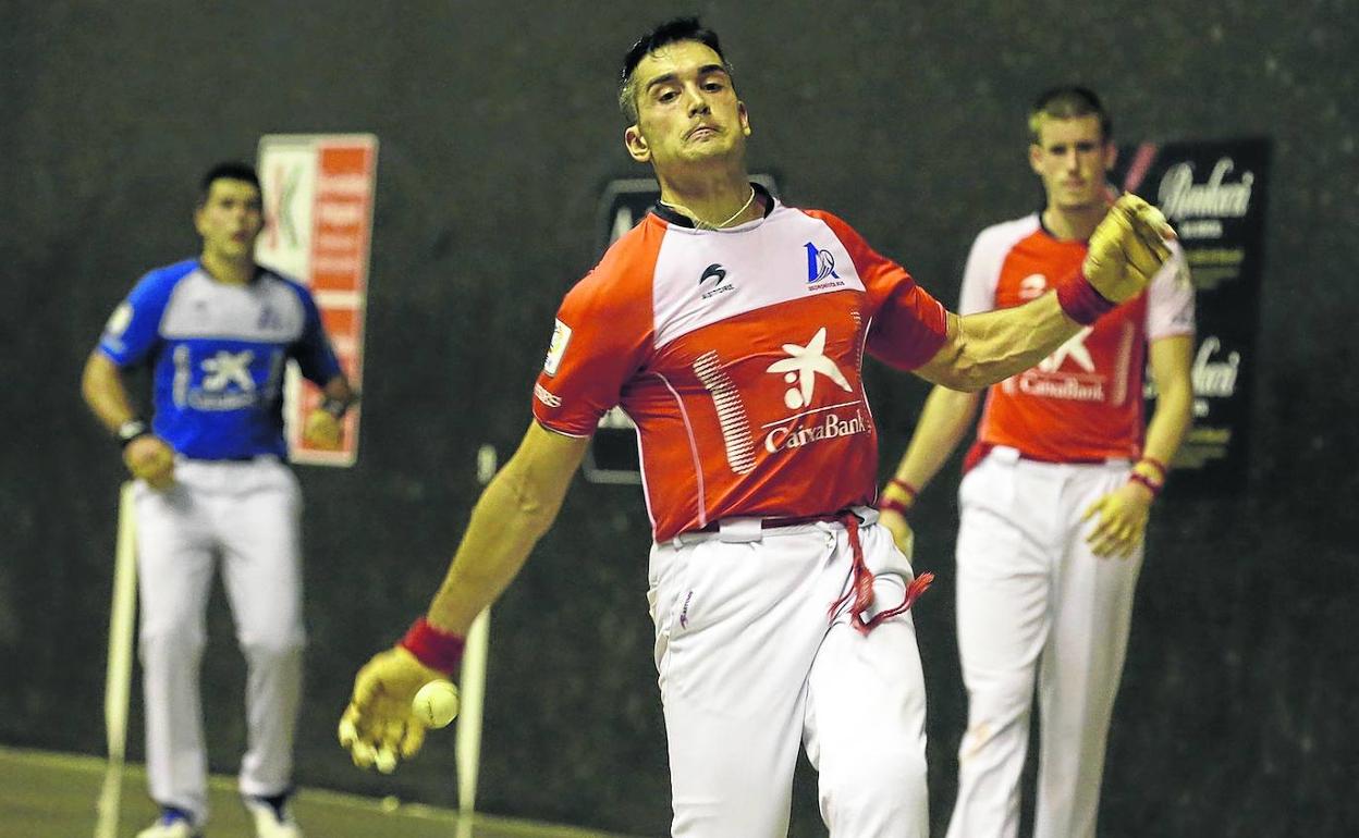 Víctor golpea con la derecha en un momento del partido. 