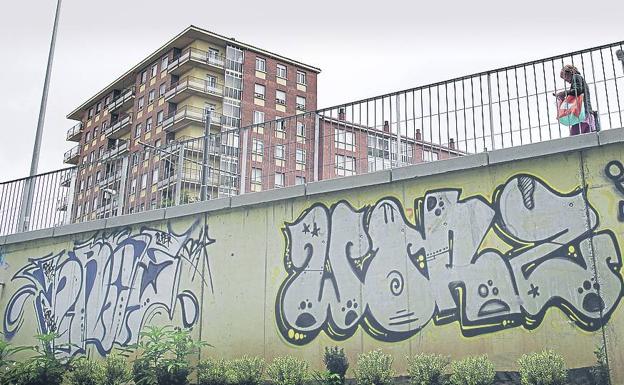 El muro del puente de Las Trianas junto a la calle Fuente de la Salud no ha tardado en llenarse de grafitis tras su renovación con la obra del tranvía al Sur.