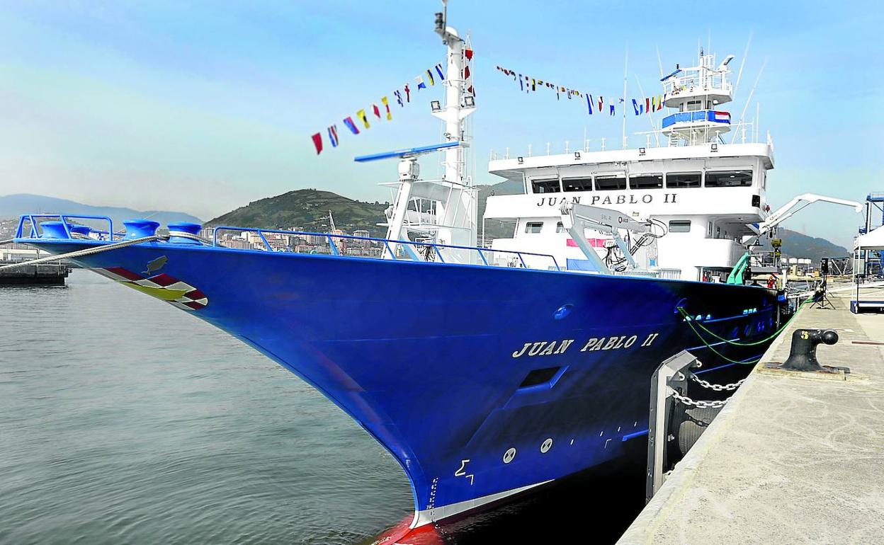 Vista del atunero 'Juan Pablo II' que Astilleros Murueta construyó para el grupo Jadran y que entregó ayer formalmente en el muelle de cruceros del Puerto de Bilbao. 