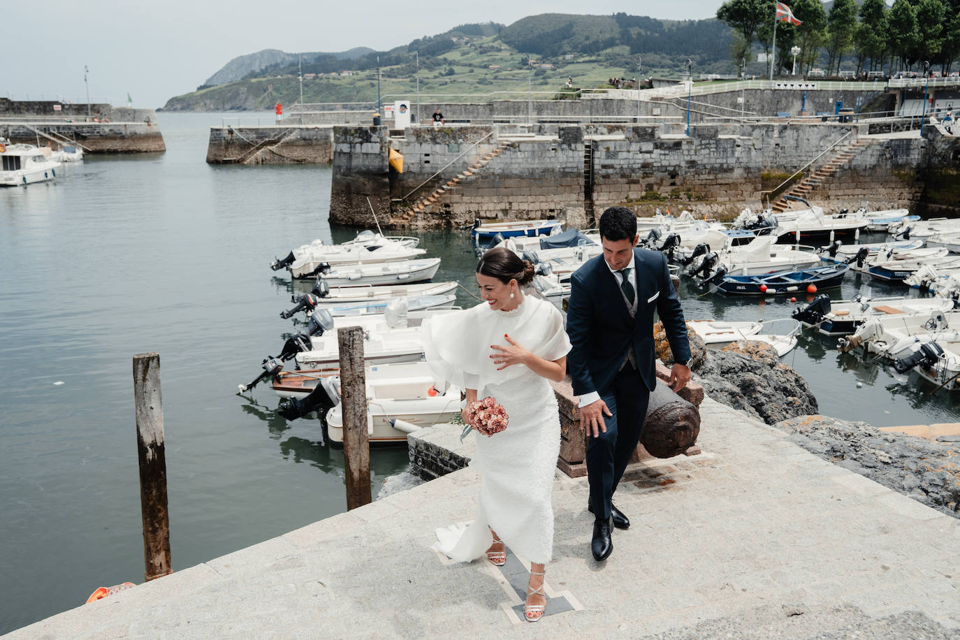 Fotos: Naia, la novia con capa de organza que se casó en Mundaka