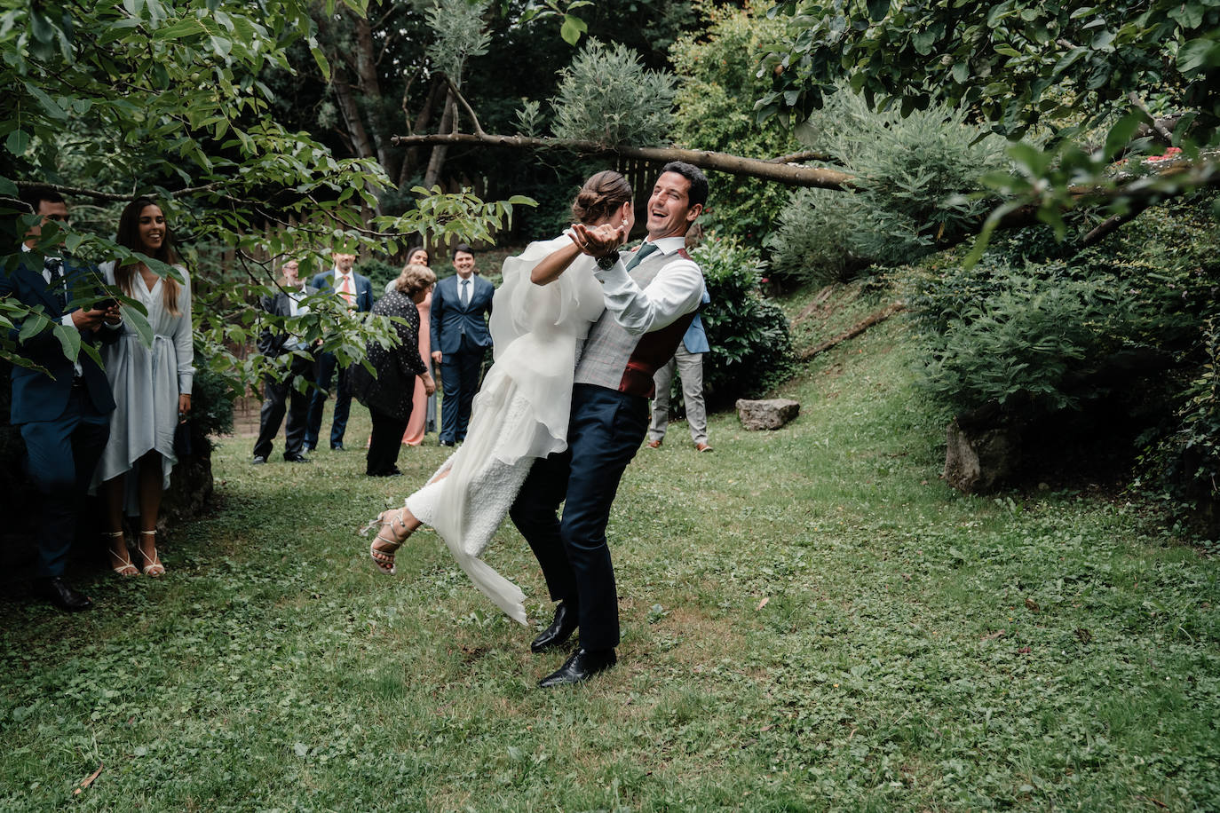 Fotos: Naia, la novia con capa de organza que se casó en Mundaka