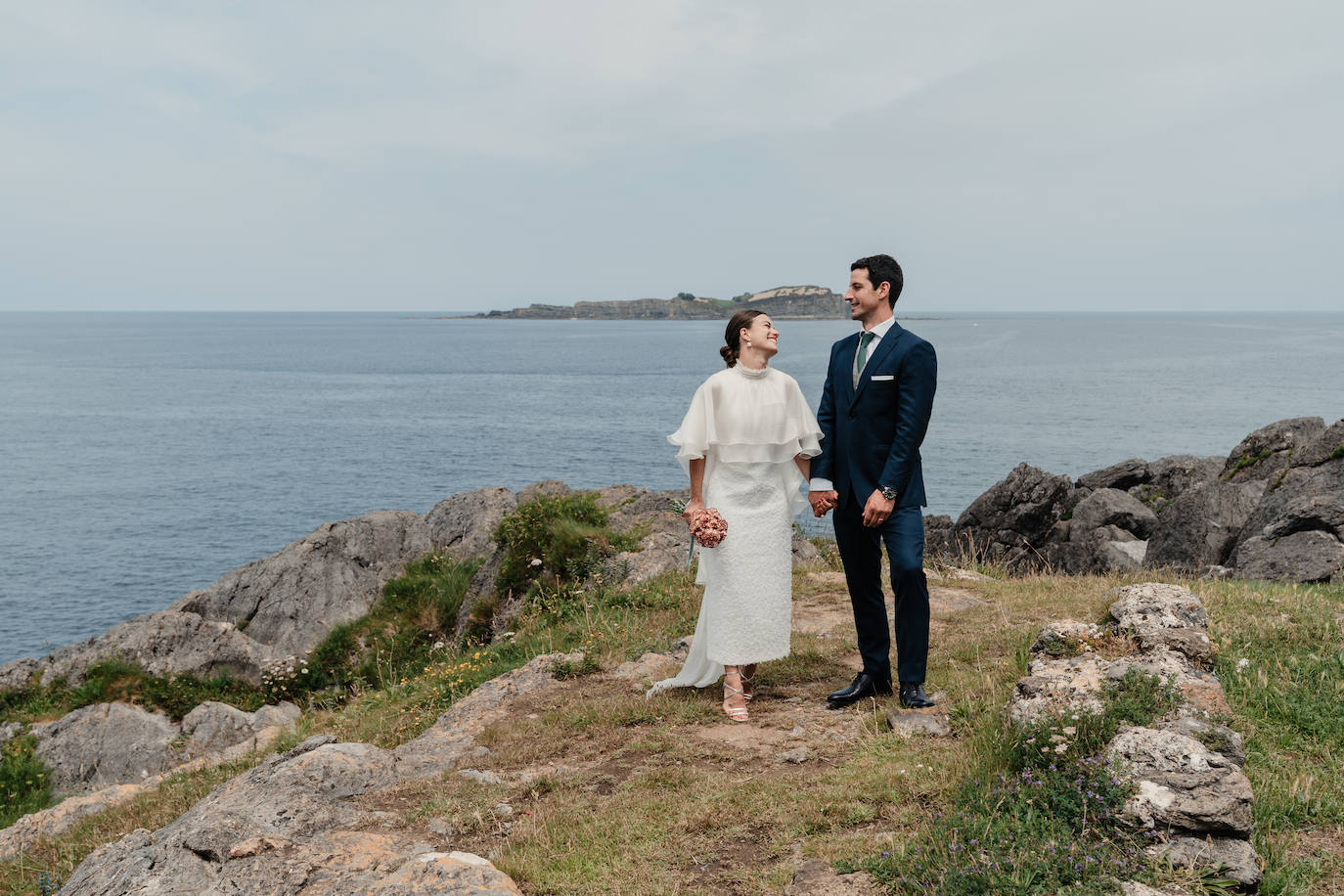 Fotos: Naia, la novia con capa de organza que se casó en Mundaka
