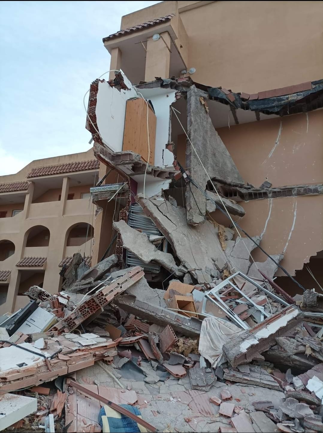 Fotos: Derrumbe de un edificio en Peníscola