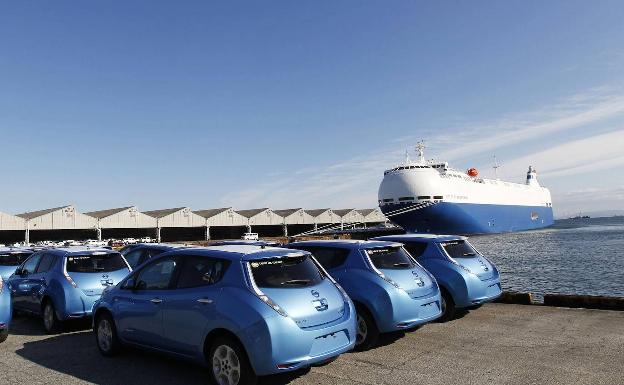 Nissan Leaf de primera generación en el puerto de Yokohama, a la espera de ser distribuidos hacia Europa