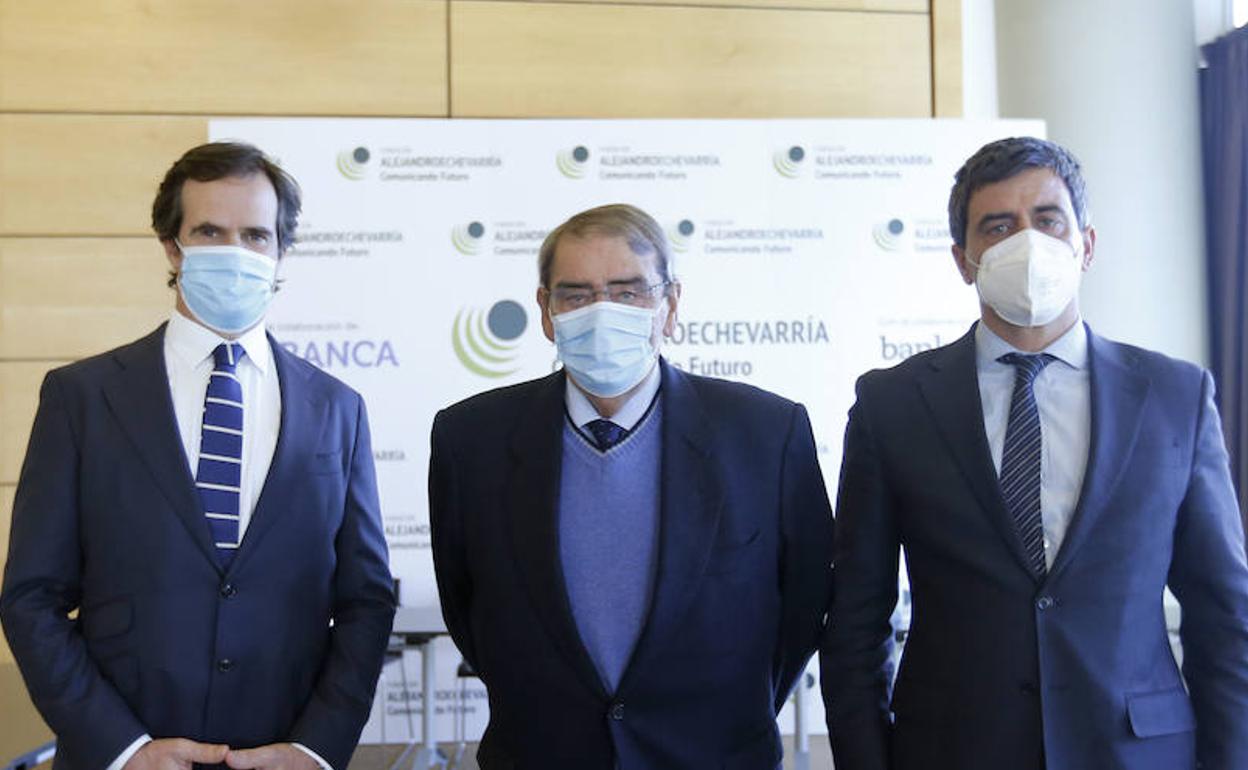 Alejandro Echevarría, en el centro, junto a Fran Valmaña y Aletxu Echevarría en la presentación de la fundación que lleva su nombre. 