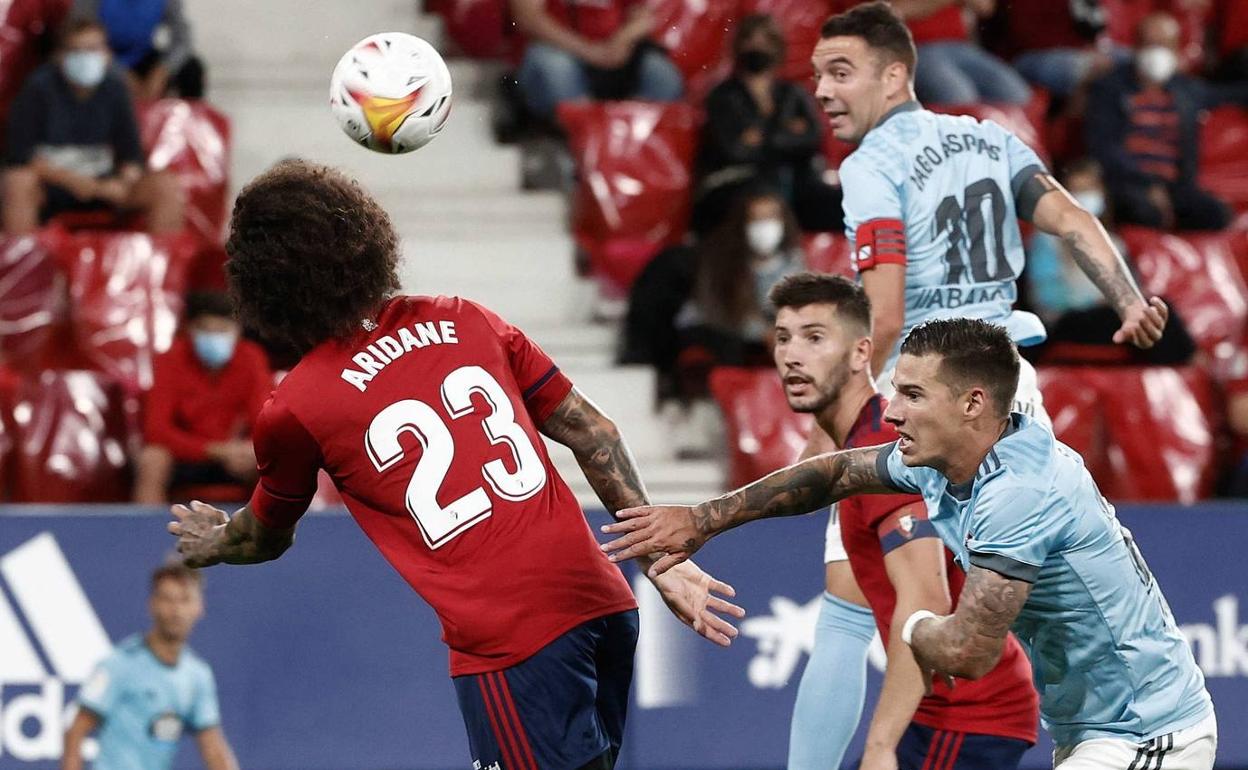 Aspas remata de cabeza en el partido que el Celta jugó el lunes en El Sadar. 