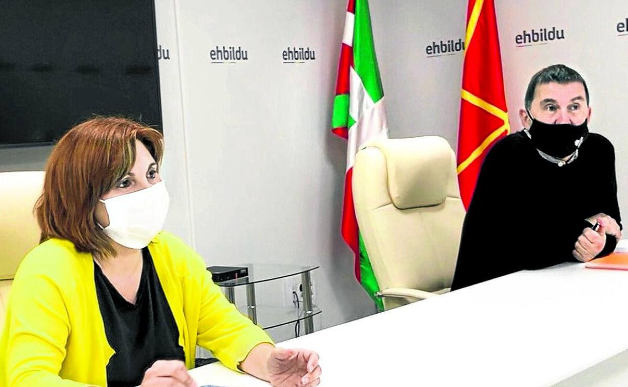 La líder de Podemos Euskadi, Pilar Garrido, durante una reunión con Arnaldo Otegi en 2020. 