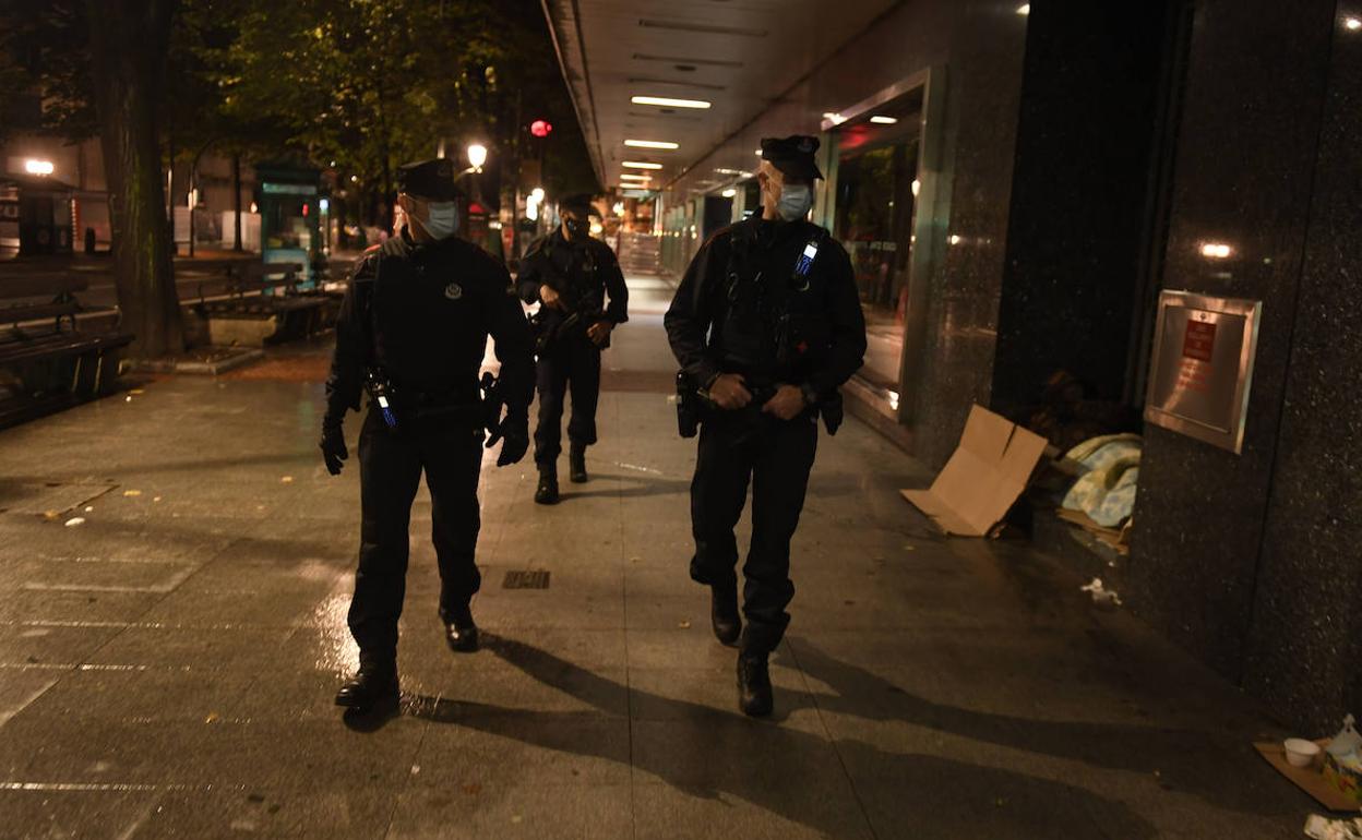 Cuatro detenidos en las 'no fiestas' de Bilbao por agredir a agentes de la Ertzaintza