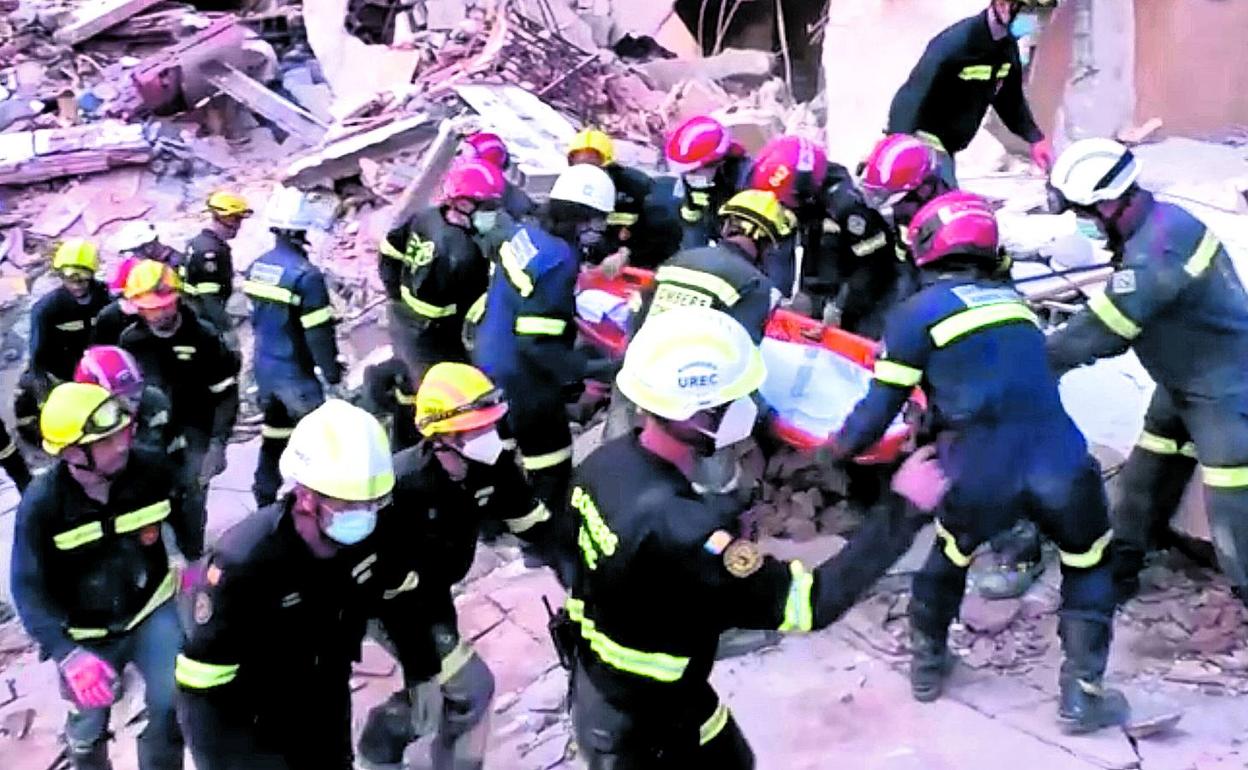 Los bomberos de Castellón y Valencia rescatan un cuerpo bajo los escombros. 