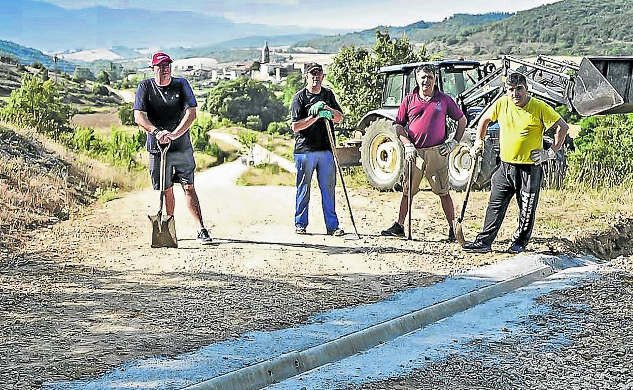 Los vecinos de Antoñana no dudaron en remangarse para construir un canal que evita las avenidas de agua en el camino hacia Oteo. 