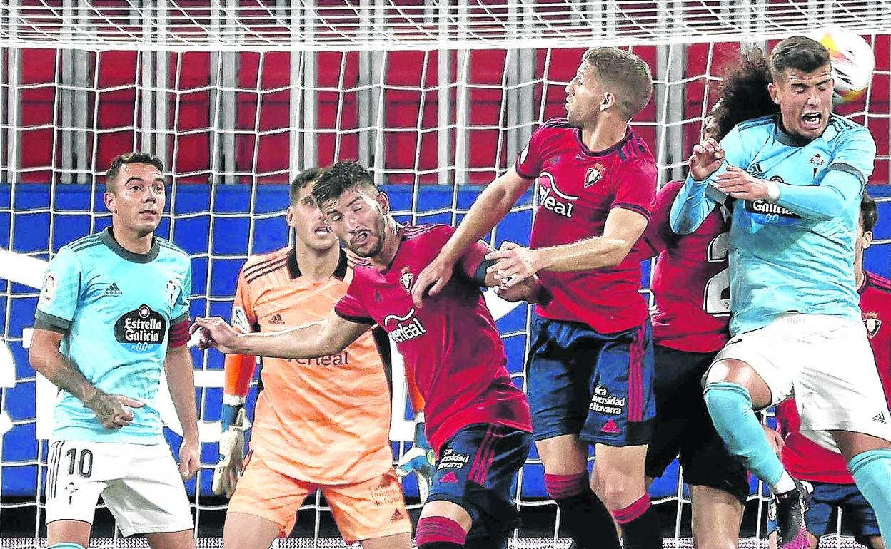 Jugadores del Celta y de Osasuna, durante el partido disputado en la anterior jornada en El Sadar que acabó en empate. 