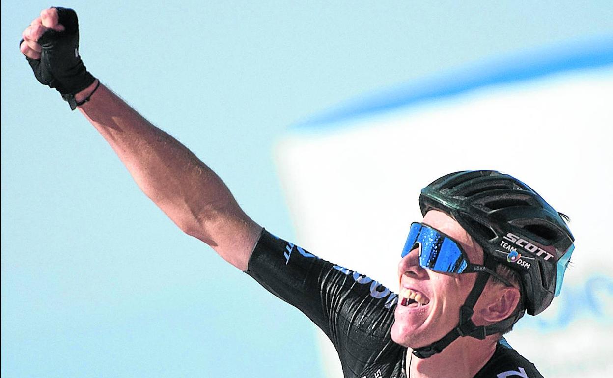 El ciclista francés celebra su victoria en la meta de Pico Villuercas.