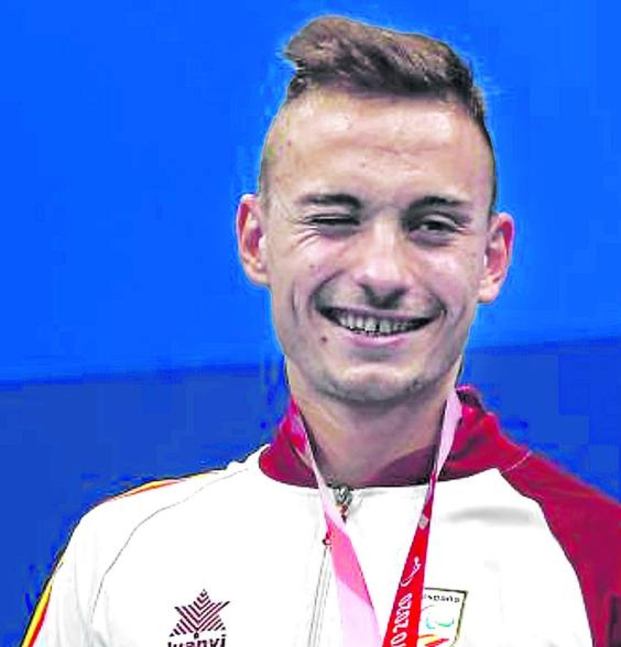 Llopis posa con su medalla de plata. 