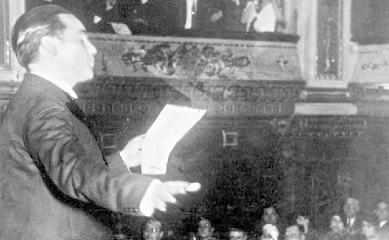 Federico García Lorca, en una imagen de archivo de 1933, recitando poesía en público. 