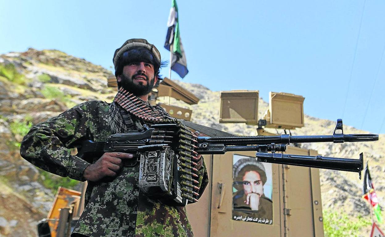 El movimiento de resistencia afgano y las fuerzas emergentes antitalibanes patrullan por el Rah-e Tang, en Panjshir. 